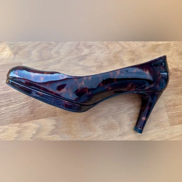 NWOT Stuart Weitzman “Platswoon” Tortoiseshell Patent Leather Pumps
Never Worn. - Picture 1 of 10